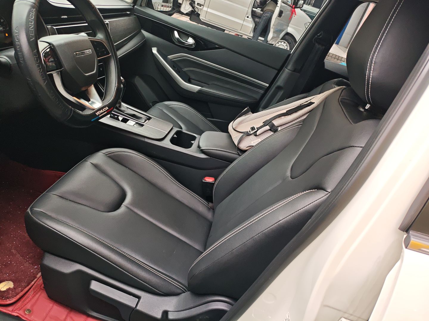 Переднее сиденье в автомобиле