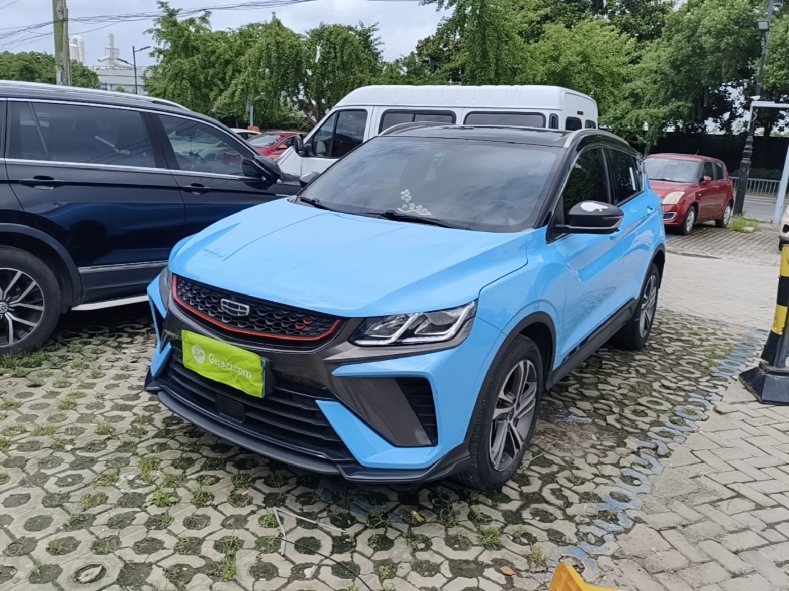 Под передней частью автомобиля