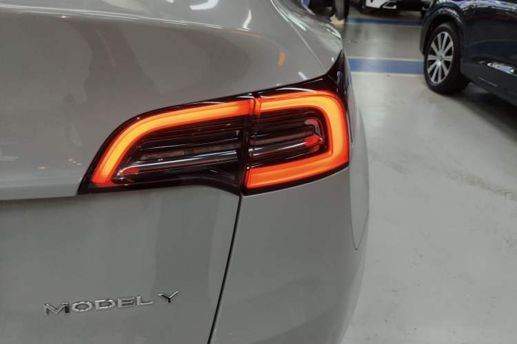 Used Tesla Model Y 2022 Revised Version Long-Range All-Wheel Drive Exterior 3