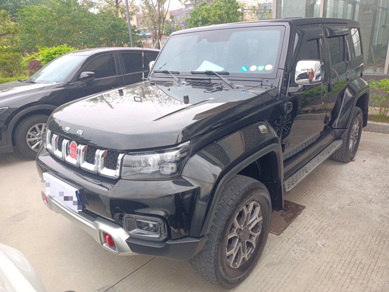 تحت مقدمة السيارة