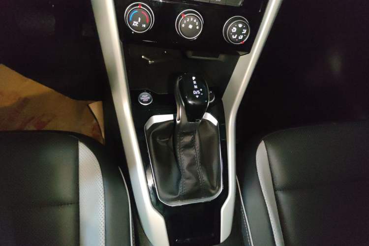 Used Volkswagen T-ROC 2025 280TSI DSG Two-Wheel Drive Time Edition Gear Lever