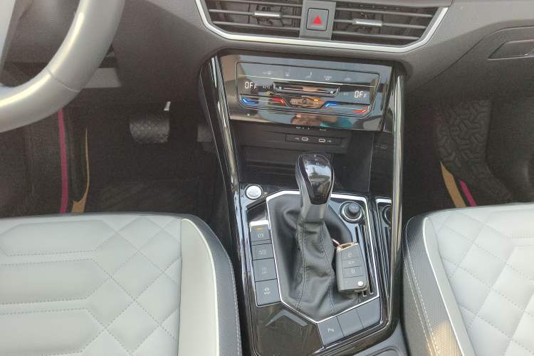 Used Volkswagen Tayron 2024 300TSI Two-Wheel-Drive Luxury Plus Advanced Version Gear Lever