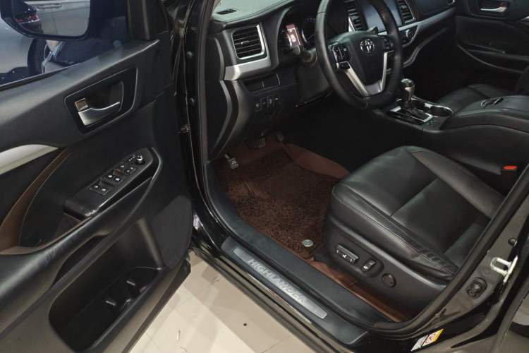 Used Toyota Highlander 2018 2.0T Four-Wheel Drive Prestige Version 7 Seats China V Emission Standard Driver Seat