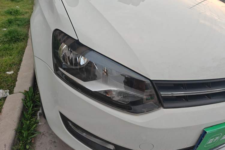 Used Volkswagen Polo 2013 1.6L Automatic Luxury Edition Right Front Headlight