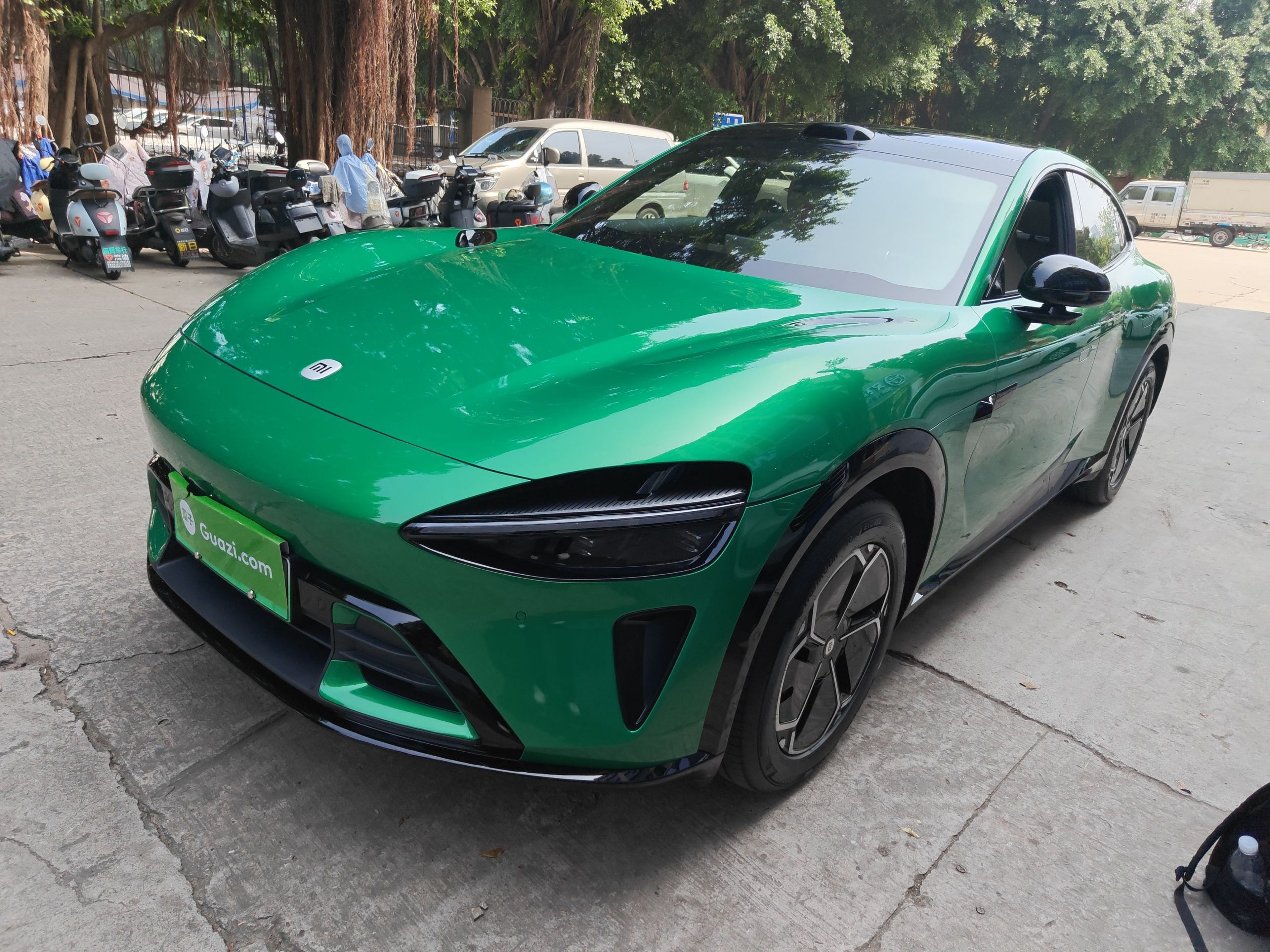 تحت مقدمة السيارة