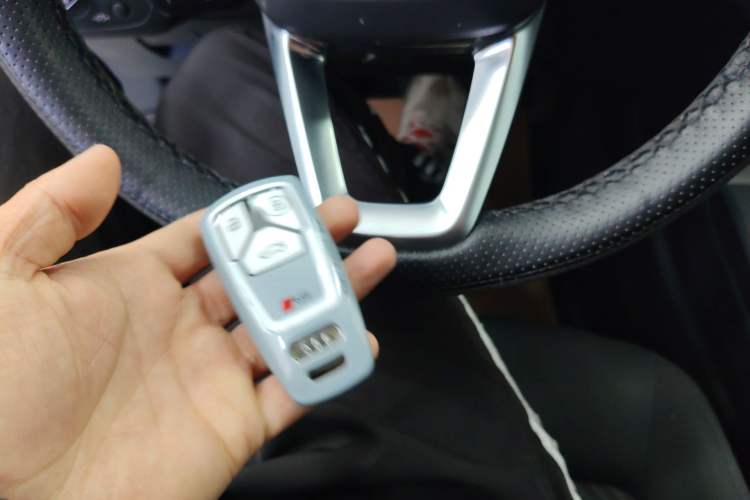 Used Audi Q5L 2018 40 TFSI Prestige Edition China VI Emission Standard Vehicle Key