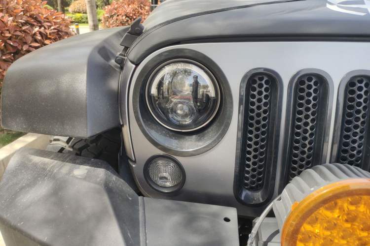 Used Jeep Wrangler 2015 3.6L Rubicon Four-Door Comfort Edition Right Front Headlight