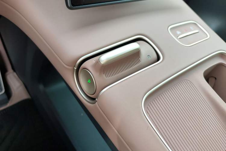 Used Nio ES8 2024 100kWh Signature Edition Gear Lever