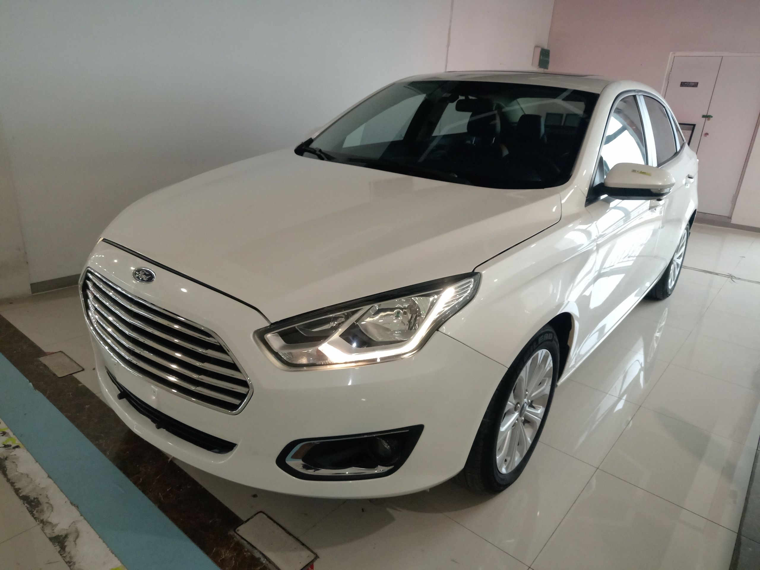 تحت مقدمة السيارة