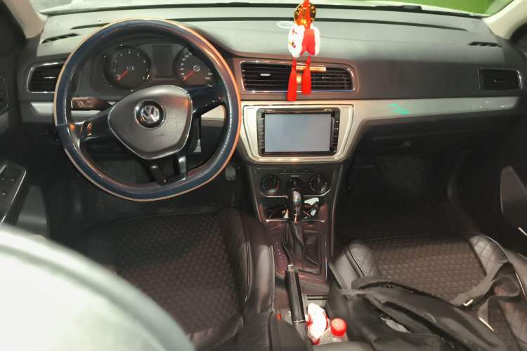 Used Volkswagen Gran Lavida 2015 1.6L Automatic Comfort Edition Center Console