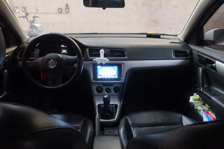 Used Volkswagen Gran Lavida 2013 1.6L Manual Fashion Model
