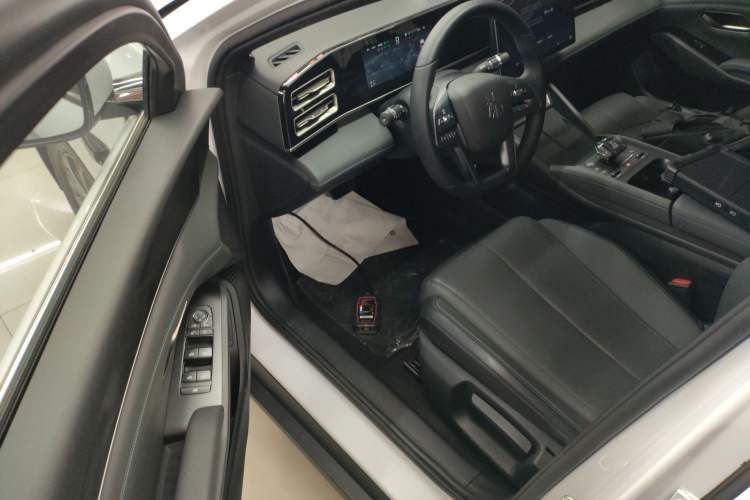 Used BYD Qin L 2025 DM-i Smart Drive 80KM Leading Model
