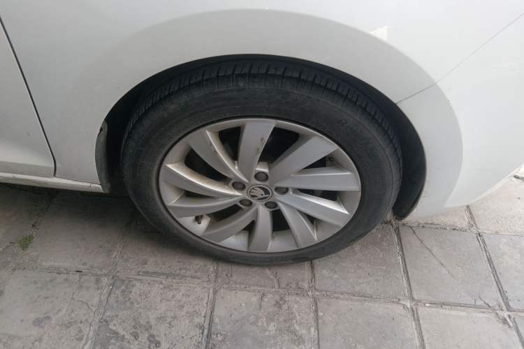Used Skoda Rapid 2018 1.6L Automatic Comfort Edition Right Front Wheel Hub