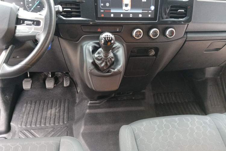 Used JMC Fushun 2023 2.0T Manual Short-Wheelbase Mid-Height Commercial Multi-Purpose 5-Seater Passenger Vehicle Gear Lever