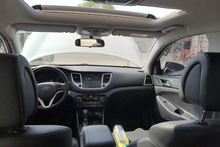 Used Hyundai Tucson 2015 1.6T Dual-Clutch Two-Wheel-Drive Smart Model Headliner