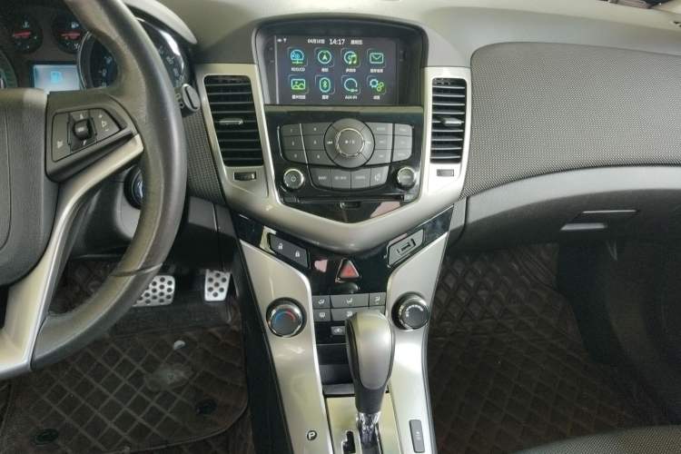 Used Chevrolet Cruze 2013 Hatchback 1.6T Automatic Flagship Model Audio And AC Panel