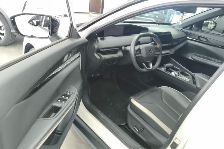 Used CHANGAN UNI-V 2023 1.5T Prestige Model
