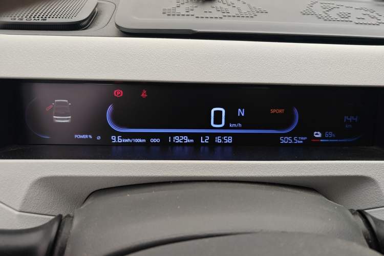 Used Geely Galaxy Panda 2024 200km Panda Rider Odometer Close Up