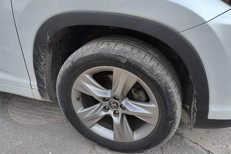 Used Toyota Highlander 2021 2.0T Four-Wheel Drive Prestige Version 7 Seats Right Front Wheel Hub