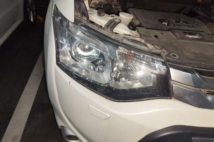 Used Mitsubishi Outlander 2014 2.4L 4x4 Deluxe Value Edition 5 Seats Right Front Headlight