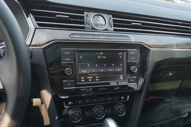 Used Volkswagen Magotan 2018 Facelift 330TSI DSG Luxury Model Audio And AC Panel