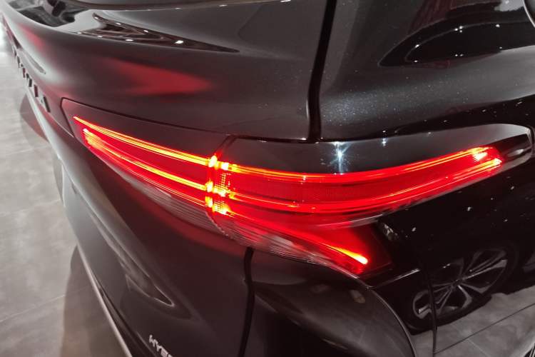 Used Toyota Granvia 2022 2.5L Hybrid Premium Edition
