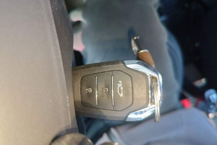 Used SAIC MAXUS Xintu V80 2025 PRO Aoyuntong 2.0T Manual Long Wheelbase Mid-Height 6/7/8/9-Seater
