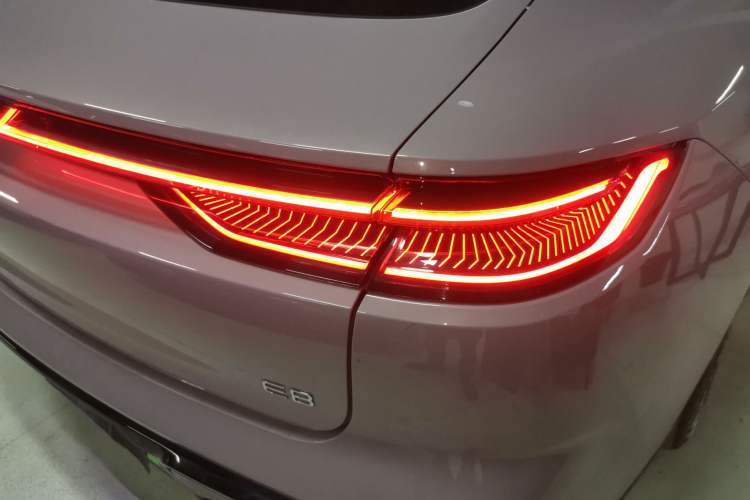 Used Geely Galaxy E8 2024 665 km Range Rear-Drive Starship Long-Range Version
