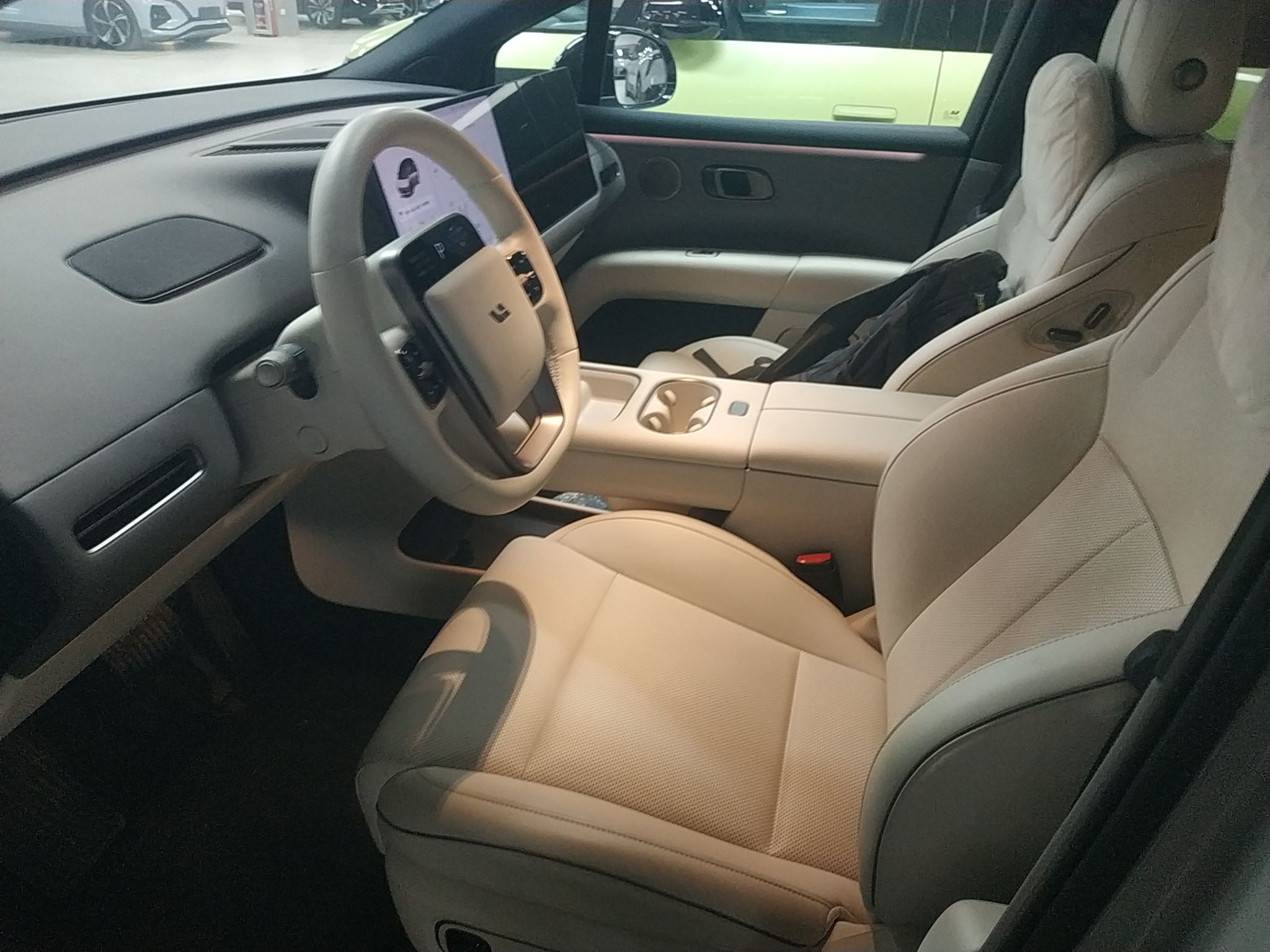 المقاعد الأمامية داخل السيارة