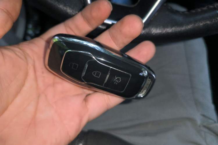 Used Ford Edge 2017 EcoBoost 245 Two-Wheel-Drive Sporty 7-Seater Vehicle Key