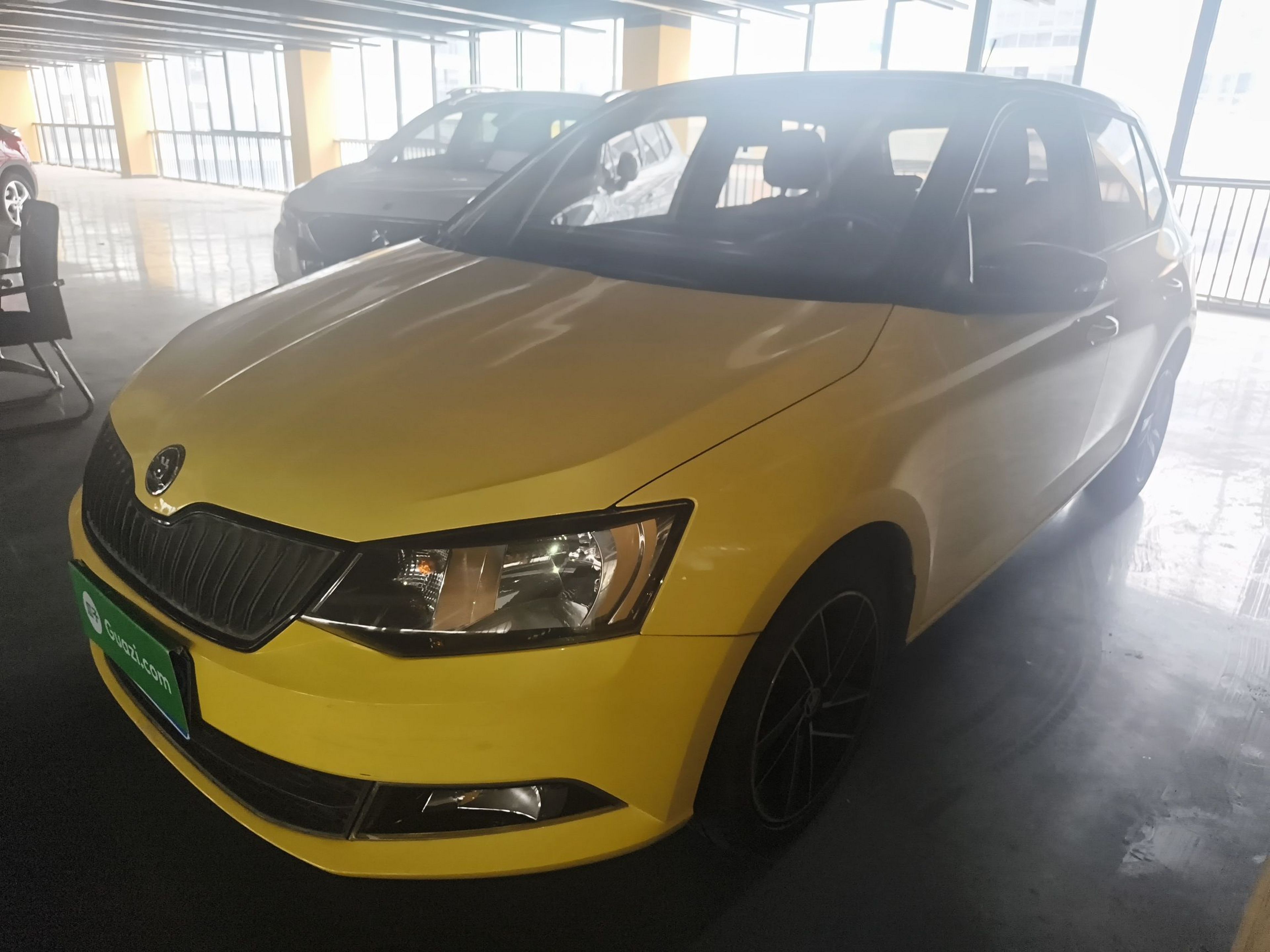 Под передней частью автомобиля