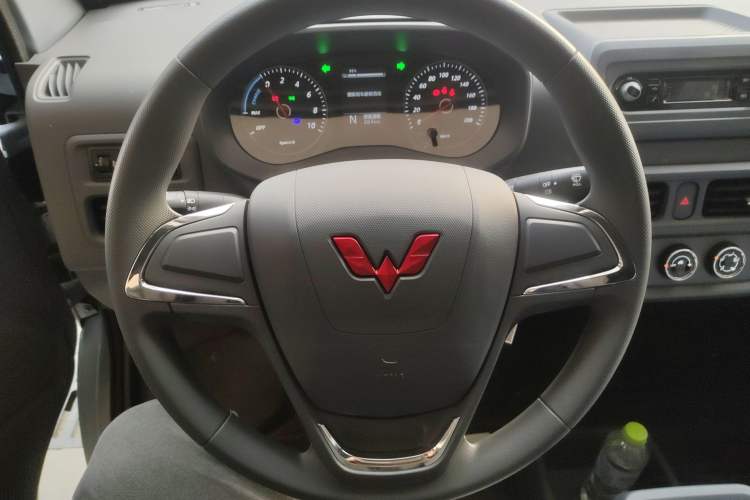 Used Wuling Yangguang 2024 300KM Comfort Version Passenger Van 75kW
