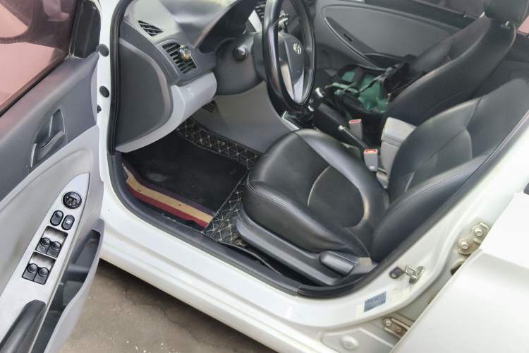 Used Hyundai Verna (older generation) 2014 1.4L Manual Smart GLS Trim Driver Seat