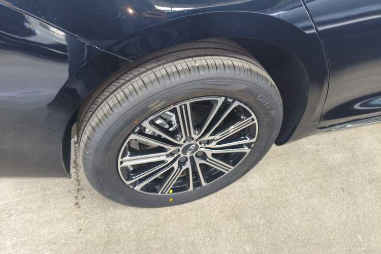 Used Geely Auto Preface 2026 Model Oriental Yao 1.5TD Fuyao Edition Right Rear Wheel Hub