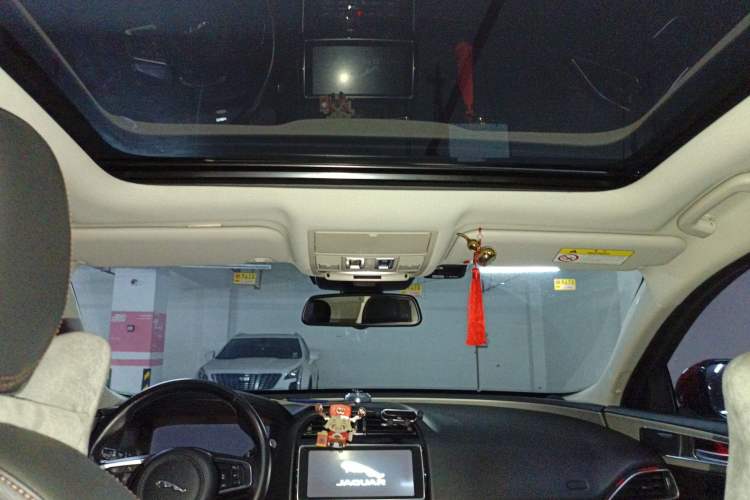 Used Jaguar XEL 2019 2.0T 200 PS Deluxe Edition Headliner