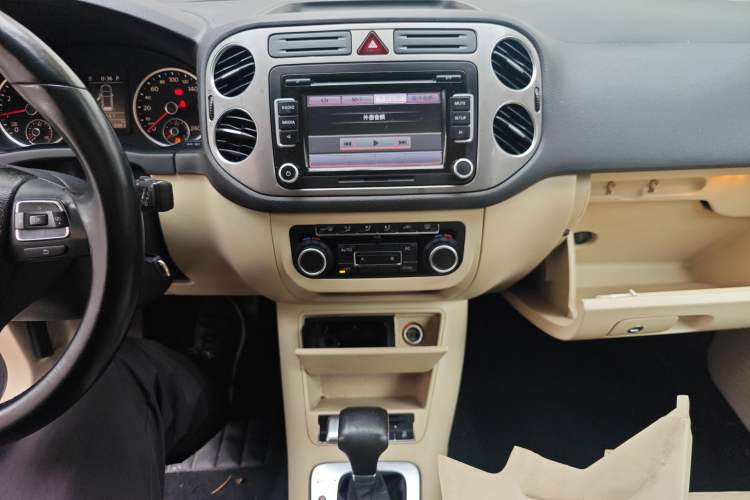 Used Volkswagen Tiguan 2010 1.8TSI Automatic Two-Wheel Drive Elite Edition Audio And AC Panel