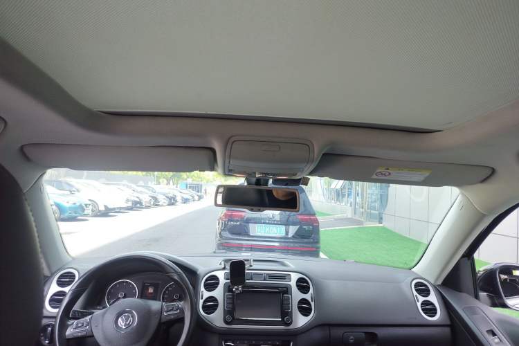 Used Volkswagen Tiguan 2015 2.0 TSI Automatic All-Wheel Drive Luxury Edition Headliner