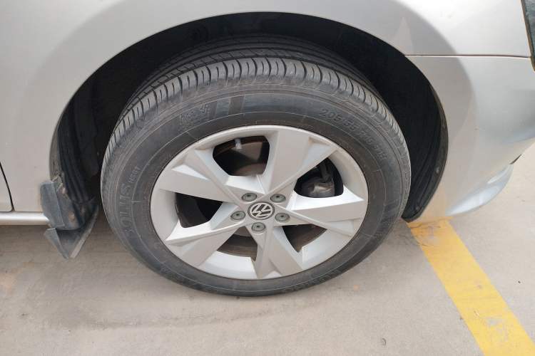 Used Volkswagen Bora 2014 1.6L Automatic Comfort Model Right Front Wheel Hub