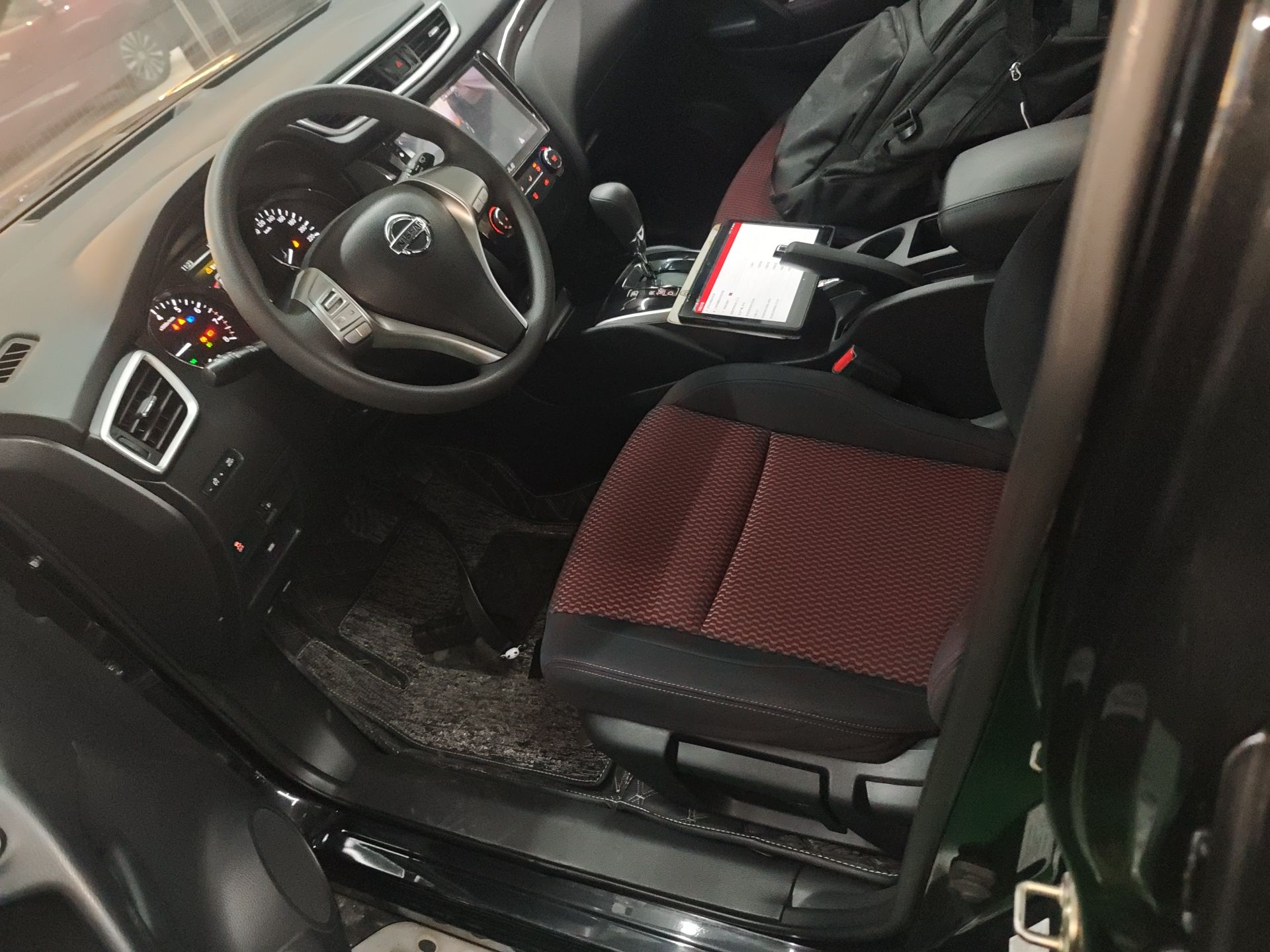 المقاعد الأمامية داخل السيارة