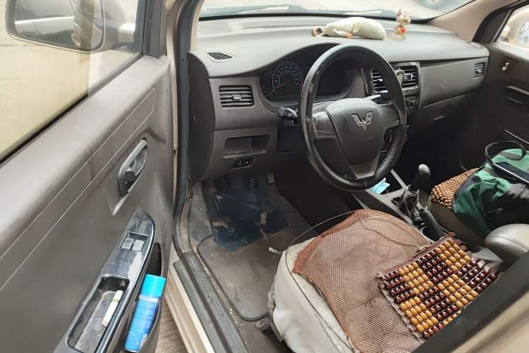 Used Wuling Rongguang V 2018 1.5L Standard Version
