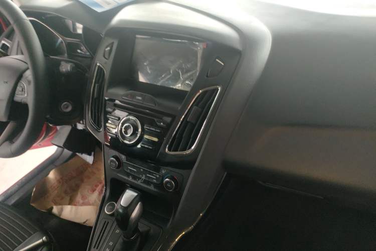 Used Ford Focus 2017 Hatchback 1.6L Automatic Fashion Edition Smart Drive Version
