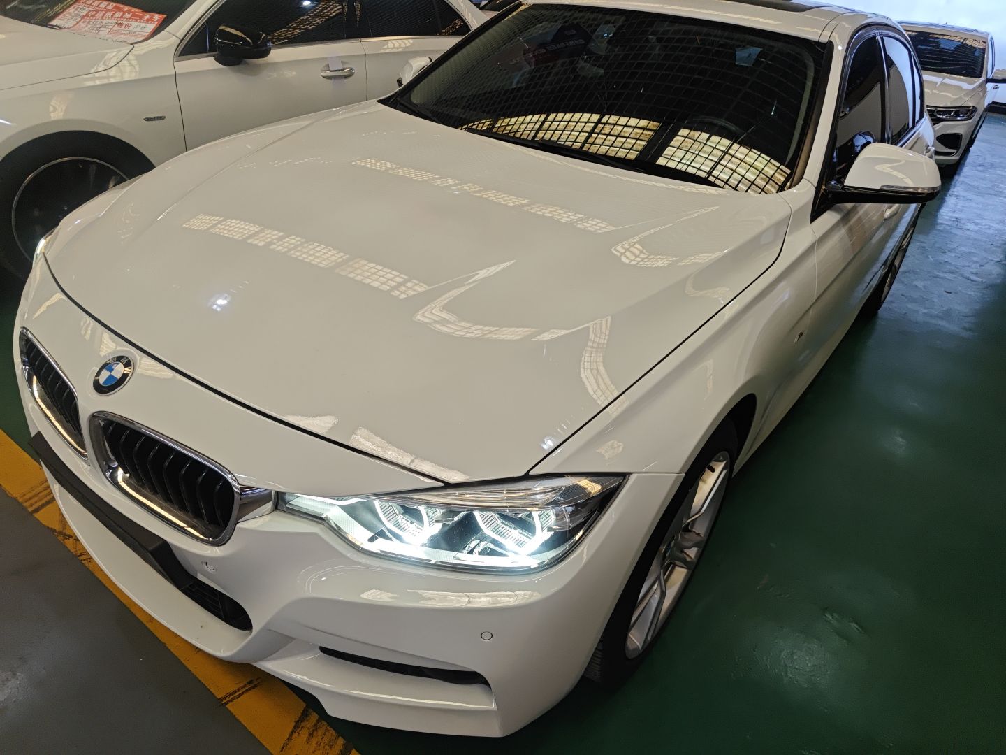 تحت مقدمة السيارة