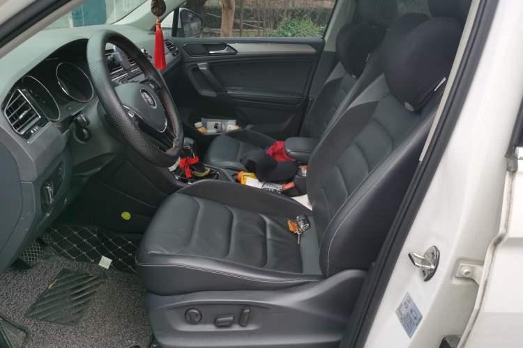 Used Volkswagen Tiguan L 2017 330TSI Automatic Two-Wheel Drive Luxury Edition Left Front Seat