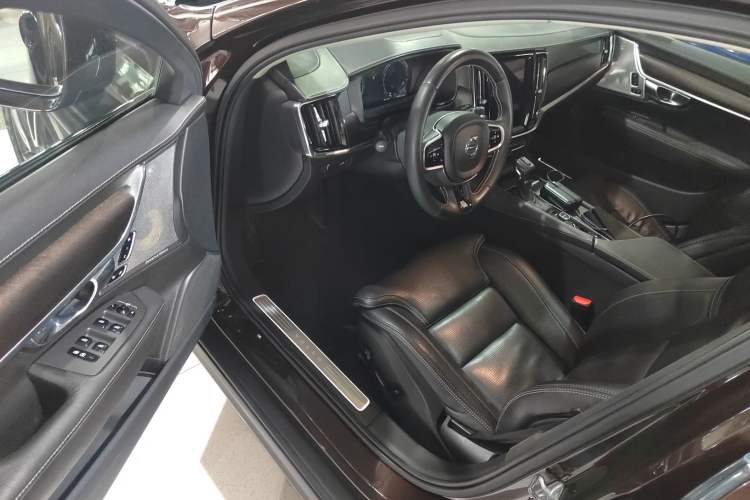 Used Volvo V90 2017 Cross Country T5 AWD Prestige Edition Driver Seat