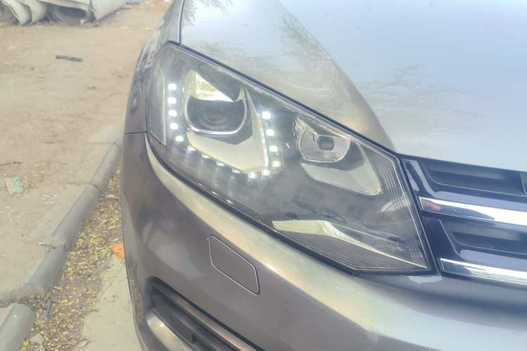 Used Volkswagen Touareg 2011 3.0 TSI Comfort Version Right Front Headlight