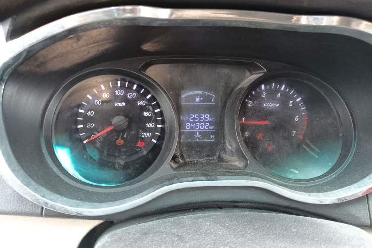 Used Jinbei 750 2015 1.5L Flagship Model
