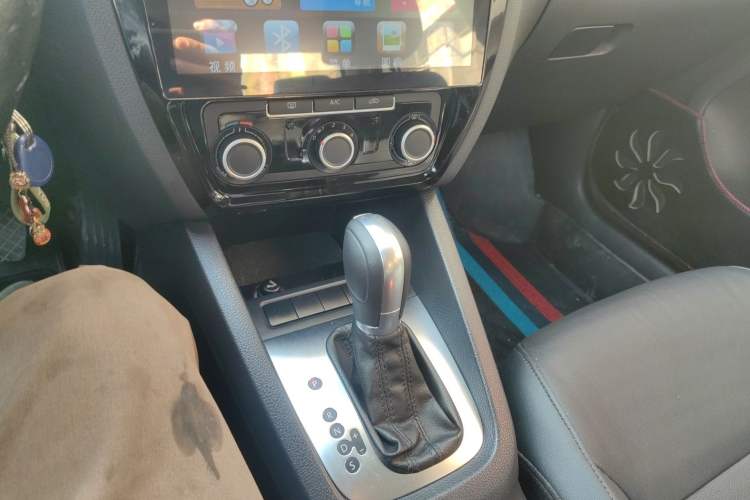 Used Volkswagen Sagitar 2014 1.6L Automatic Comfort Model Gear Lever