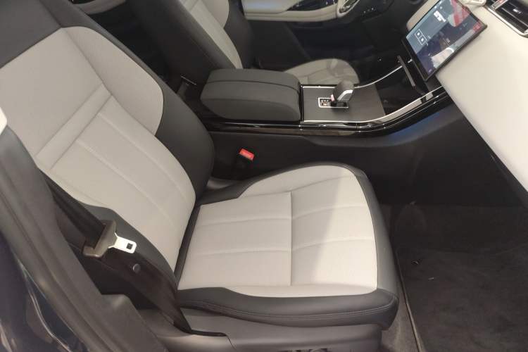 Used Land Rover Range Rover Evoque 2024 Aurora L 249 PS Prestige Light-Chasing Edition
