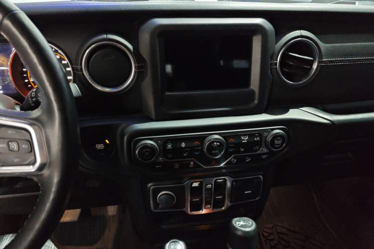 Used Jeep Wrangler 2018 2.0T Sahara Four-Door Edition
