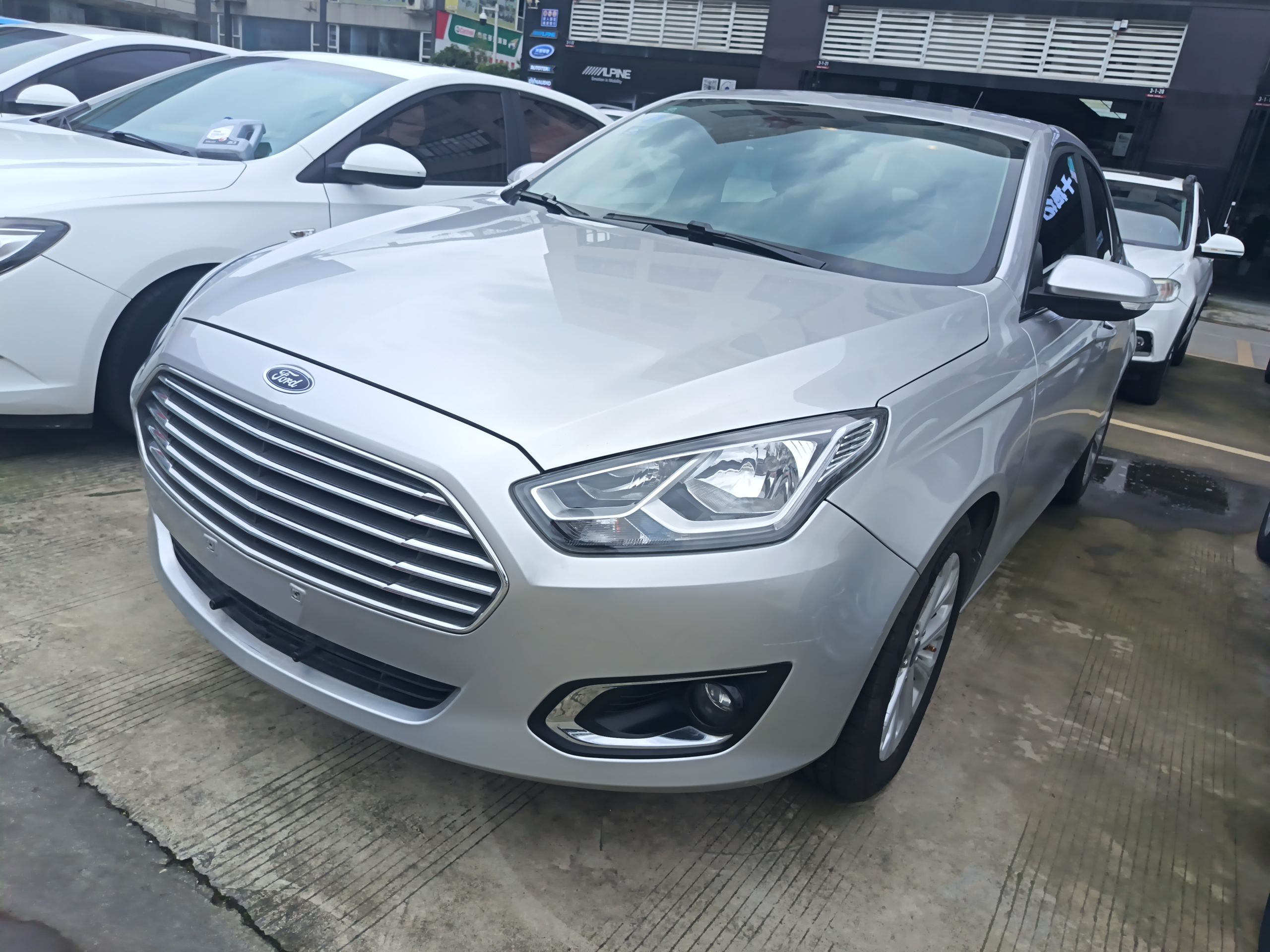 تحت مقدمة السيارة